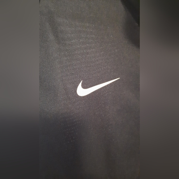 Nike Black Performance Jacket Sleek Design - Picture 5 of 11
